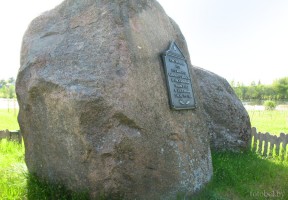 Камень в деревне Городок