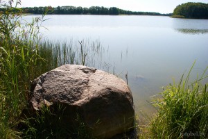 камень на озере Осиновка