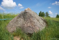 валун магматита зернистого